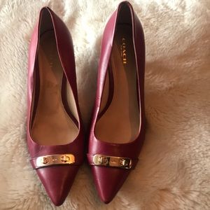 Gently Used Gloria Turnlock Pointed Toe Cap Heels